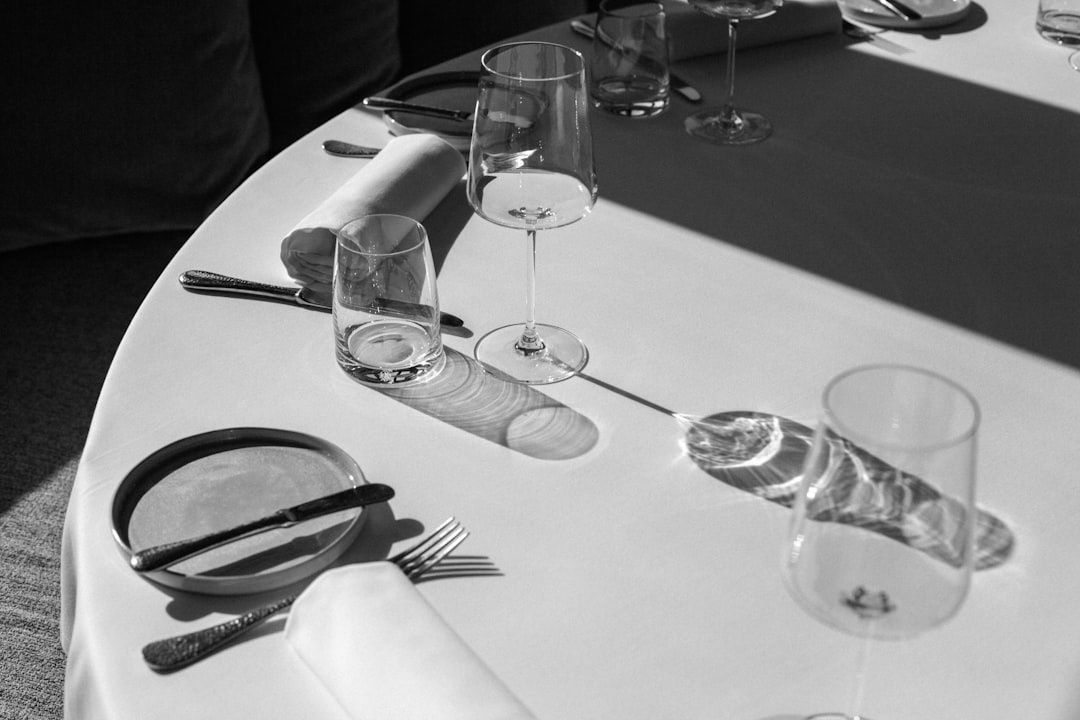 Formellt dukat bankettbord med glas, bestick, tallrikar och servetter